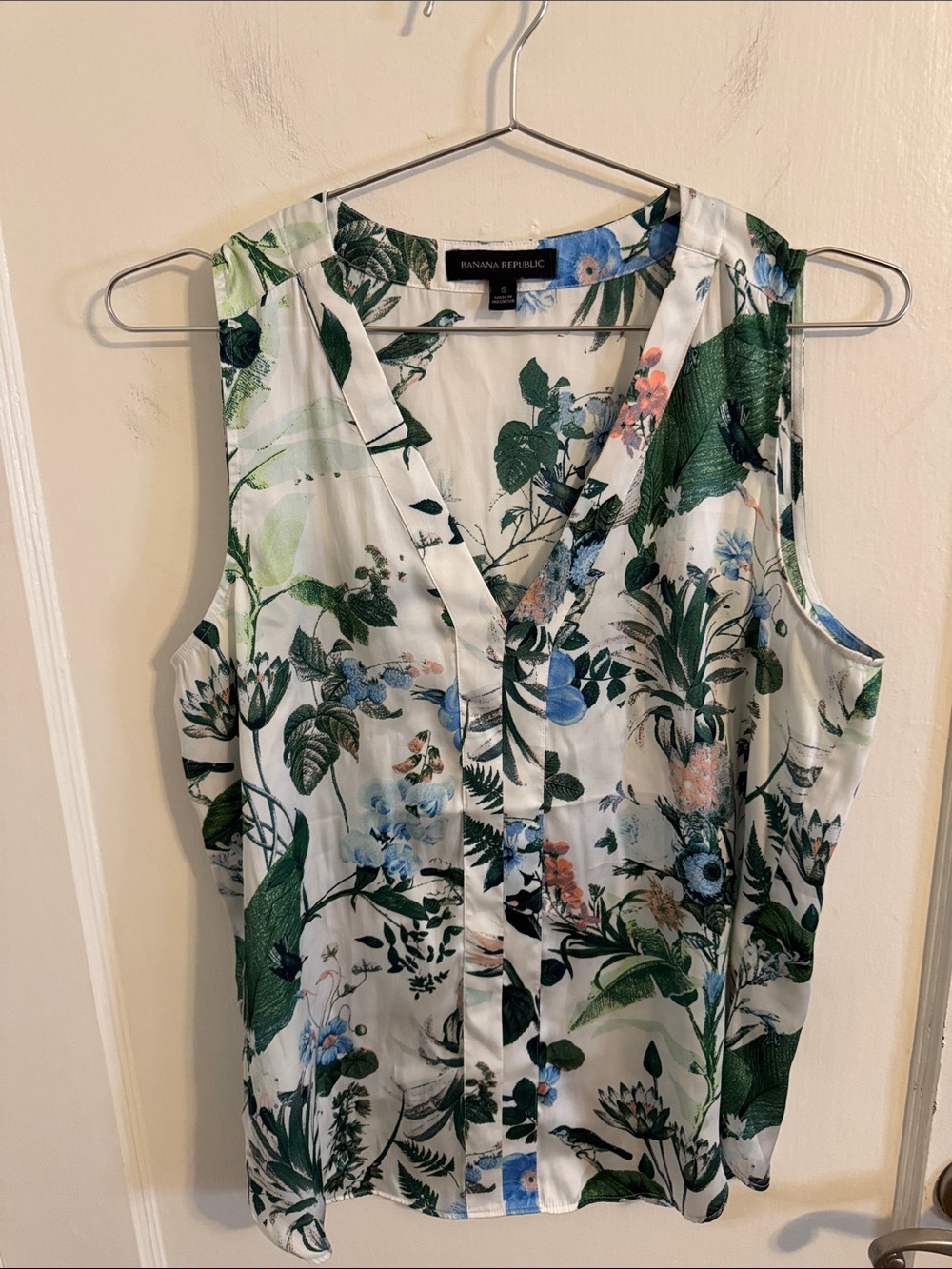 Banana Republic Sleeveless Silky Feel Top Birds and Flowers Print Sz Small